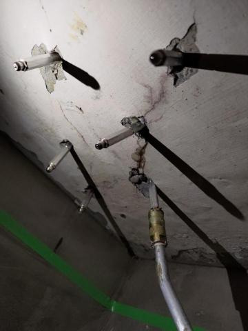 馗匠外牆工程 - 廣告帆布拆除中