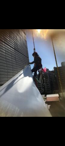 馗匠外牆工程 - 廣告帆布拆除中