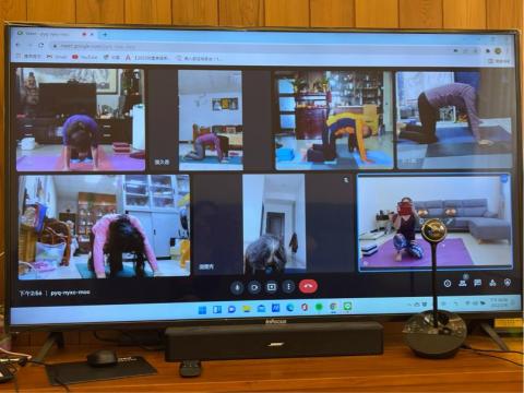 昕云（身心靈平衡） - 線上瑜珈，簡易的暖身，貓背伸展動作