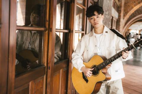 提供吉他店台北服務的專家溫立行