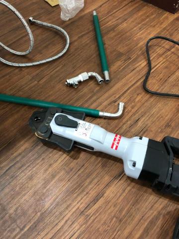 易遠水電 - 熱水不銹鋼管壓接