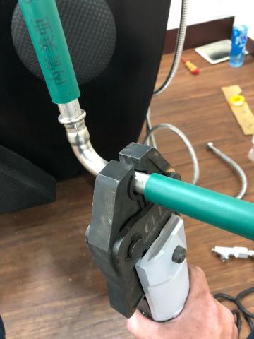 易遠水電 - 熱水不銹鋼管壓接 明管配置