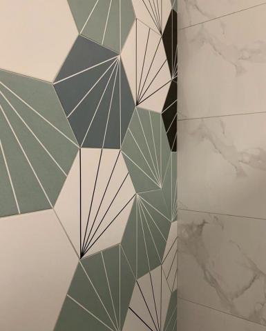 拾參樓磁磚空間設計工作室 - 線條六角磚碰撞上素色銀狐磚
是另一種的大氣活潑
因本次空間客戶沒有對外窗
所以採用明亮的白色提亮
搭配有特色的衛浴設備
整體大大加分

本公司採取先丈量後溝通、報價，每一場都是獨一無二，都是根據客戶喜好去做配置，若想擁有不一樣的衛浴空間，歡迎與我們聯繫！