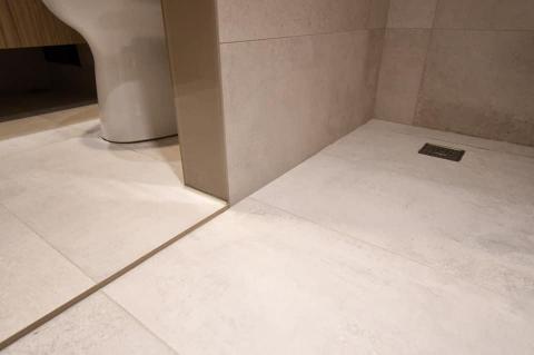 拾參樓磁磚空間設計工作室 - 很多時候客戶說降板是什麼？
其實降板就是利用磁磚的厚度取代舊式的人造石門檻
想要有整個空間的一致性
歡迎詢問拾參樓

本公司採取先丈量後溝通、報價，每一場都是獨一無二，都是根據客戶喜好去做配置，若想擁有不一樣的衛浴空間，歡迎與我們聯繫！