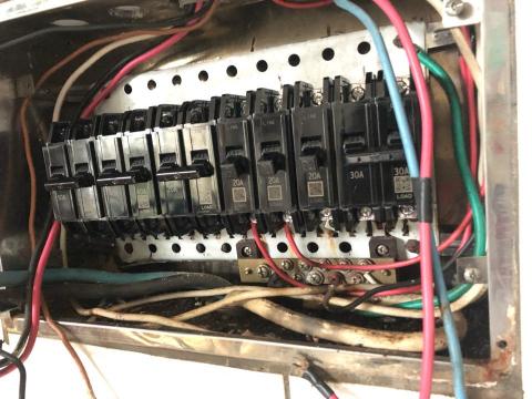 易遠水電 - 開關箱無溶絲斷路器更換