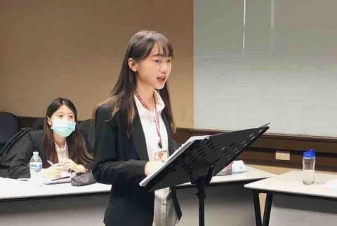 提供剪髮技巧服務的專家陳映彤