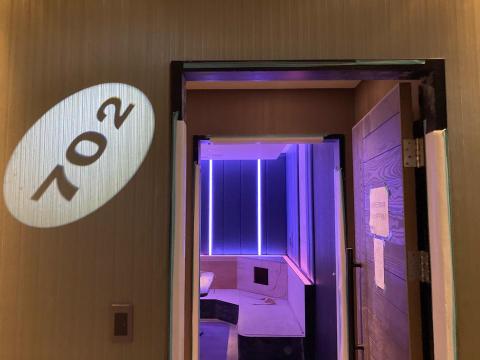 宏武壁布 壁紙 工作室 - 高雄錢櫃（深壓紋直線壁布）