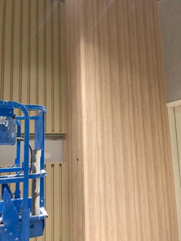 宏武壁布 壁紙 工作室 - 挑高 木紋壁紙施工