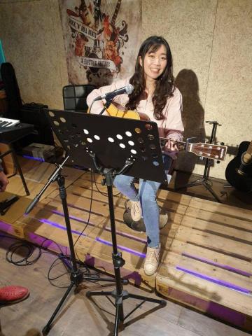 提供吉他換弦桃園服務的專家林玉蓉