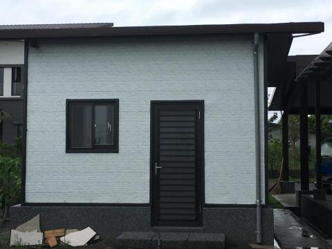 鉅霖鋼鋁工程行 - ➡️鋼骨結構安裝 牆面橫式壁板安裝 氣密窗+三合一通風門安裝⬅️