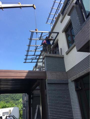 鉅霖鋼鋁工程行 - ➡️不銹鋼烤漆採光罩吊掛安裝⬅️