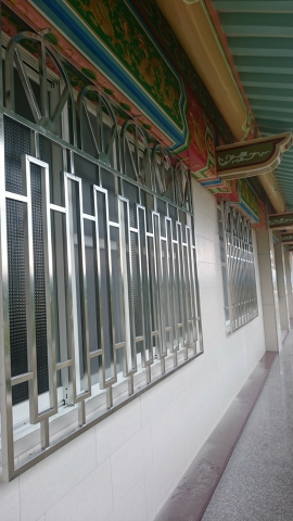 鉅霖鋼鋁工程行 - ➡️不銹鋼電解防道窗安裝⬅️