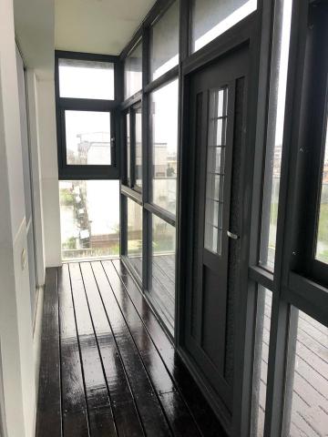 鉅霖鋼鋁工程行 - ➡️玻璃屋安裝 烤漆大門安裝⬅️