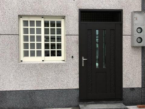 鉅霖鋼鋁工程行 - ➡️不銹鋼烤漆門安裝 格子氣密窗安裝⬅️