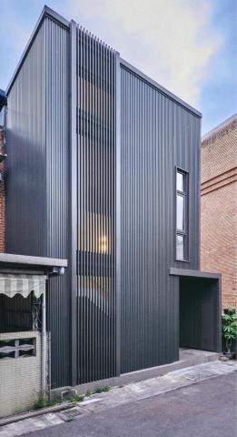 鉅霖鋼鋁工程行 - ➡️鋼骨結構安裝 外牆企口板安裝 氣密推射窗安裝 鋁格柵安裝⬅️