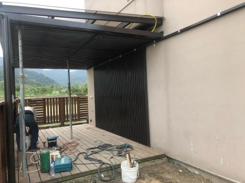 鉅霖鋼鋁工程行 - ➡️烤漆採光罩 5+5膠合玻璃 電動格柵門安裝⬅️