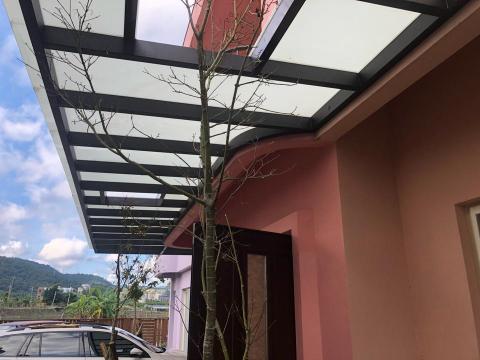 鉅霖鋼鋁工程行 - ➡️不銹鋼烤漆採光罩 5+5膠合玻璃⬅️