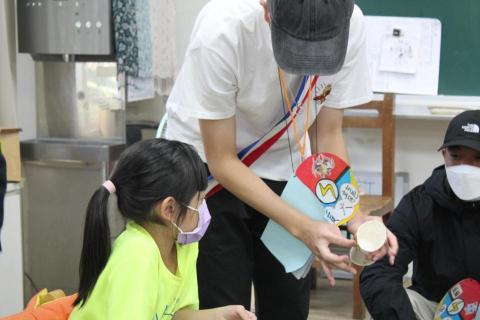 陳彥瑀 - 教導小朋友如何做美勞作品