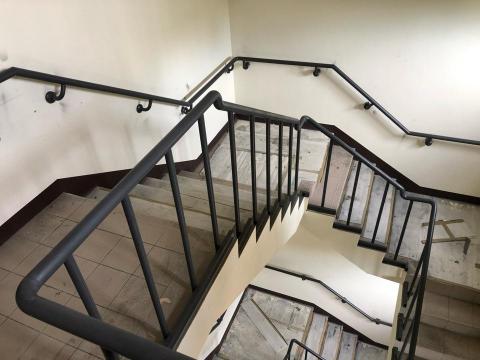 鉅霖鋼鋁工程行 - ➡️樓梯烤漆扶手安裝⬅️