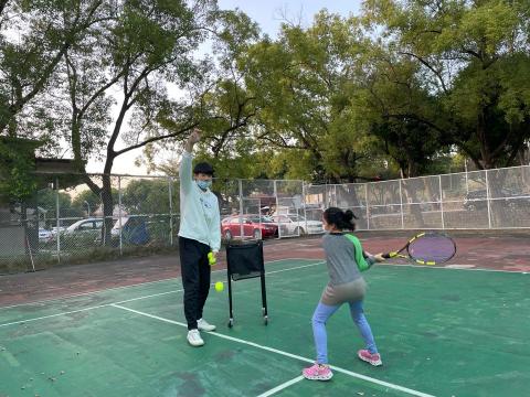 AllDay Tennis - 初學的妹妹 第一次就打到球(｡･ω･｡)ﾉ