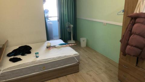 李亦傑 - 油漆跳色 ，貼地板 ，清潔 （乳膠漆）