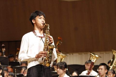 Johnny Flying - 在樂團裡擔任薩克斯風首席