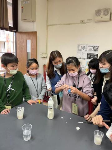 吳珮榆（臺灣大學） - 和學生一起做實驗