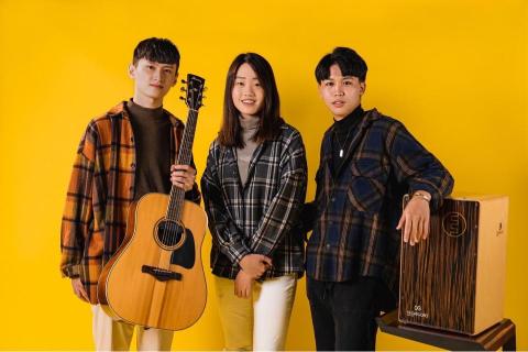 只要一堂課超級速成學彈唱！ 劉宗倫線上、實體吉他老師、 - RECall樂團 棚拍形象照