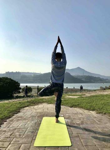 Linda 瑜珈 - 哈達正位流動修復 - 在天氣好的時候，來場戶外瑜珈吧！