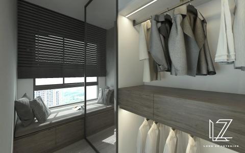 櫳澤室內空間設計 - 【 新北 ‧ 豐邑日日 】
午後的時光，回到家，推開門扉，窗外灑落的光影映在電視牆面上。
大片木質的電視牆配上木頭地板，簡約而沈穩；與它相連接的是半開放式陳列置物櫃，有著幾何圖形的造型門片，兼具收納與美觀的設計，讓整個空間瞬間生動起來。
另一側，沙發背牆與餐廳主牆均使用灰底藝術塗料，提升空間牆面的質感，也增加了一絲寧靜的氛圍。
走入主臥與更衣室，為了回應女屋主對擁有更衣室的期望，設計空間捨棄了主臥