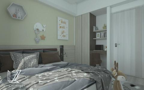 櫳澤室內空間設計 - 【 新北 ‧ 豐邑日日 】
午後的時光，回到家，推開門扉，窗外灑落的光影映在電視牆面上。
大片木質的電視牆配上木頭地板，簡約而沈穩；與它相連接的是半開放式陳列置物櫃，有著幾何圖形的造型門片，兼具收納與美觀的設計，讓整個空間瞬間生動起來。
另一側，沙發背牆與餐廳主牆均使用灰底藝術塗料，提升空間牆面的質感，也增加了一絲寧靜的氛圍。
走入主臥與更衣室，為了回應女屋主對擁有更衣室的期望，設計空間捨棄了主臥