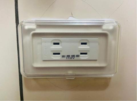 極簡水電維修行-五星卓越專家《於本平台暫停服務》 - 於本平台第七筆維修項目
廚房插座內部小強蟲卵清除
後更換插座及加上防塵蓋板
於四周施作防水塑立康密合
並以客戶要求貼標籤貼標示