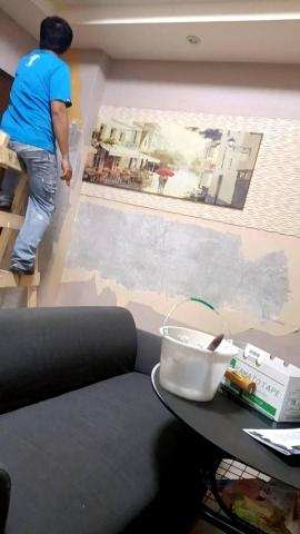 奇佳油漆防水工程 - 刮除壁紙重新粉刷施工中