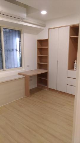 陳先生 - 床邊櫃書桌書櫃及衣櫃