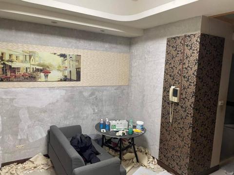 奇佳油漆防水工程 - 刮除壁紙重新粉刷施工中