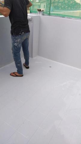 奇佳油漆防水工程 - 頂樓防水施工中（壓克力防水防熱面漆）