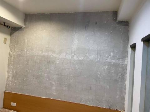 奇佳油漆防水工程 - 刮除壁紙重新粉刷施工中