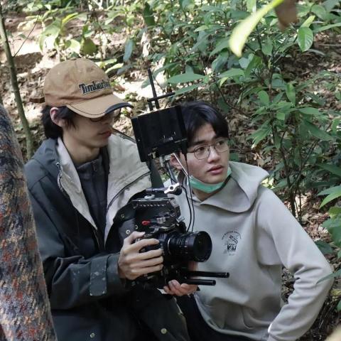 林宥辰 - 大二學製《下山》現場側拍照（我與攝影師）
擔任職位：導演、編劇、剪輯