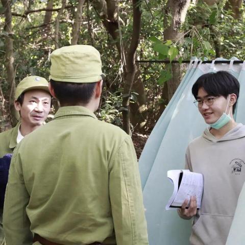 林宥辰 - 大二學製《下山》現場側拍照（我與兩位飾演國民黨士兵的演員）
擔任職位：導演、編劇、剪輯