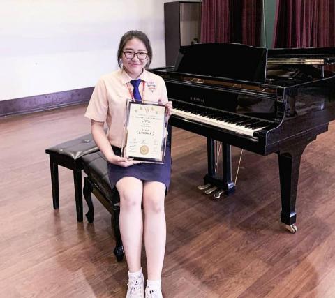 劉佳怡 - 曾獲得歌唱比賽高中組最佳伴奏獎