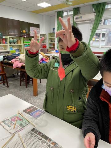 小雨老師 - 國小科學實驗社團，孩子正在測試自己製作的史萊姆可以拉多長。