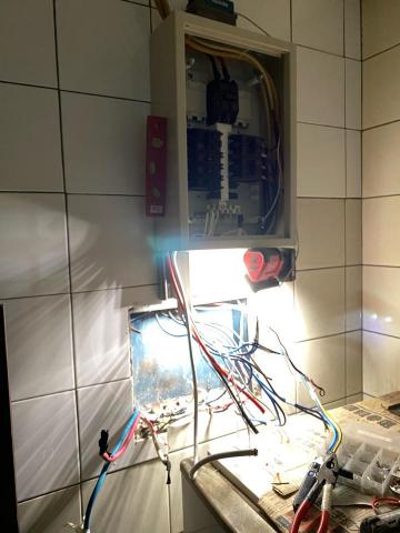 強尼水電 - 電線抽換
透過電箱電源檢測,更新整理電源線路、電箱及斷路器,給每一位客人更安全的用電環境 強尼水電 - 電線抽換
透過電箱電源檢測,更新整理電源線路、電箱及斷路器,給每一位客人更安全的用電環境