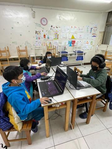 小雨老師 - 學習程式邏輯的孩子們。