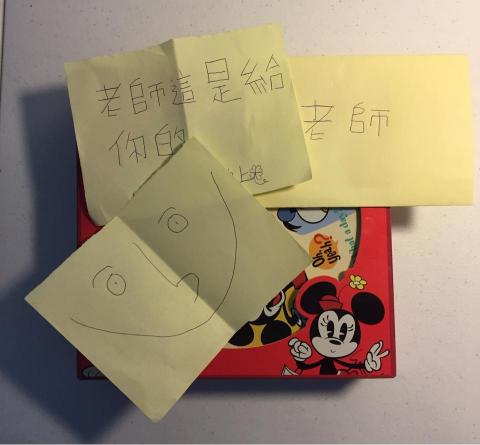 小雨老師 - 家教學生知道老師喜歡吃餅乾，出國玩時主動跟媽媽說要買一盒給老師，是個貼心的小男孩。