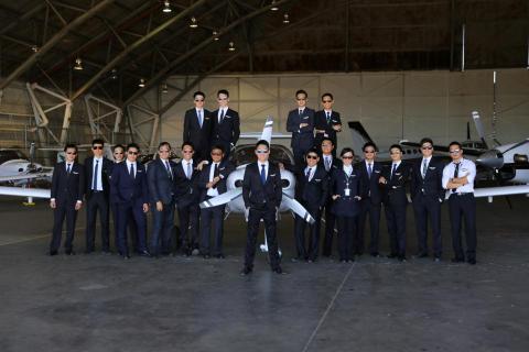 林瑜 - 與同學們合影