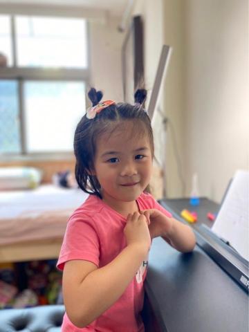 小媫老師 - 3歲多的小寶貝已經可以自己合手彈出自己喜歡的兒歌嘍！