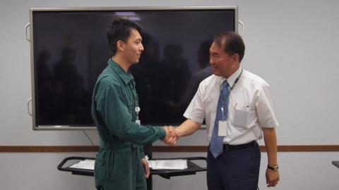 林瑜 - 完成個人單飛時與校長合影