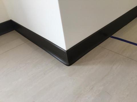 靖成實業-木作輕鋼架工程 - 塑膠踢腳板