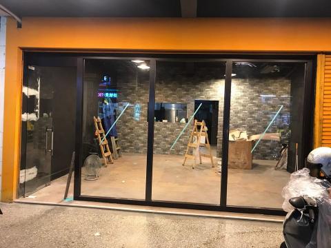 張嘉豪 - 隔間、壁紙、玻璃落底窗、木作窗格