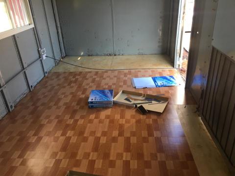 靖成實業-木作輕鋼架工程 - 塑膠地磚